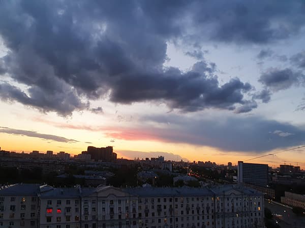 Заход солнца накрывают тёмные, мрачные тучи. Москва Южнопортовый район, 17 этаж