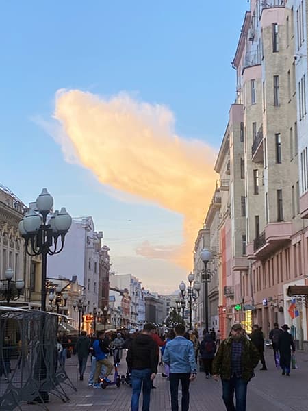 Небо над улицей Арбат в Москве, май 2022 года