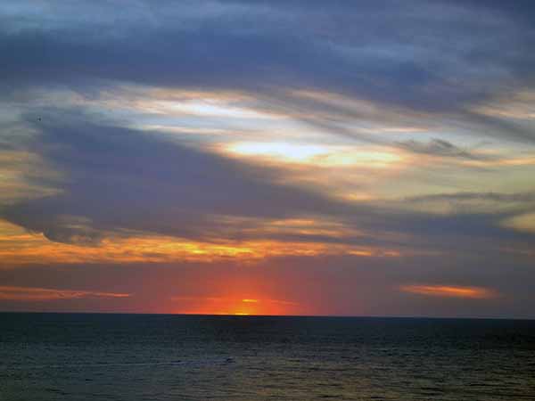 Перламутровый закат в небе Анапы
