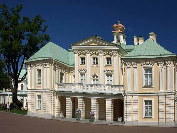 Фасад Меншиковского дворца