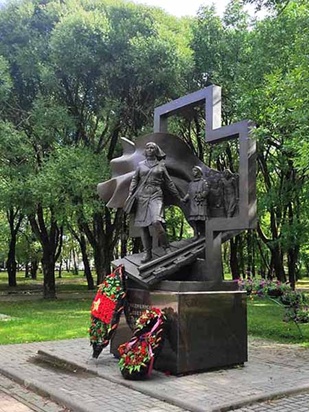 Череповец. Памятник медицинским сёстрам на Привокзальной площади